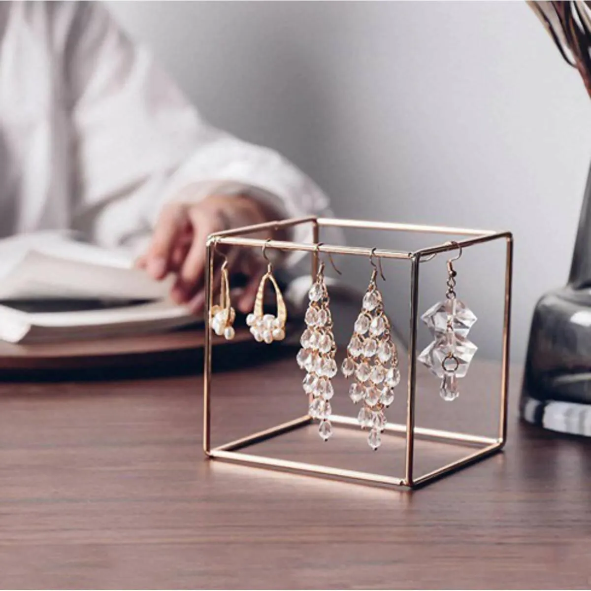 1Pcs Nordic Golden Jewelry Display Rack Simple Ornaments Cubic Metal Storage