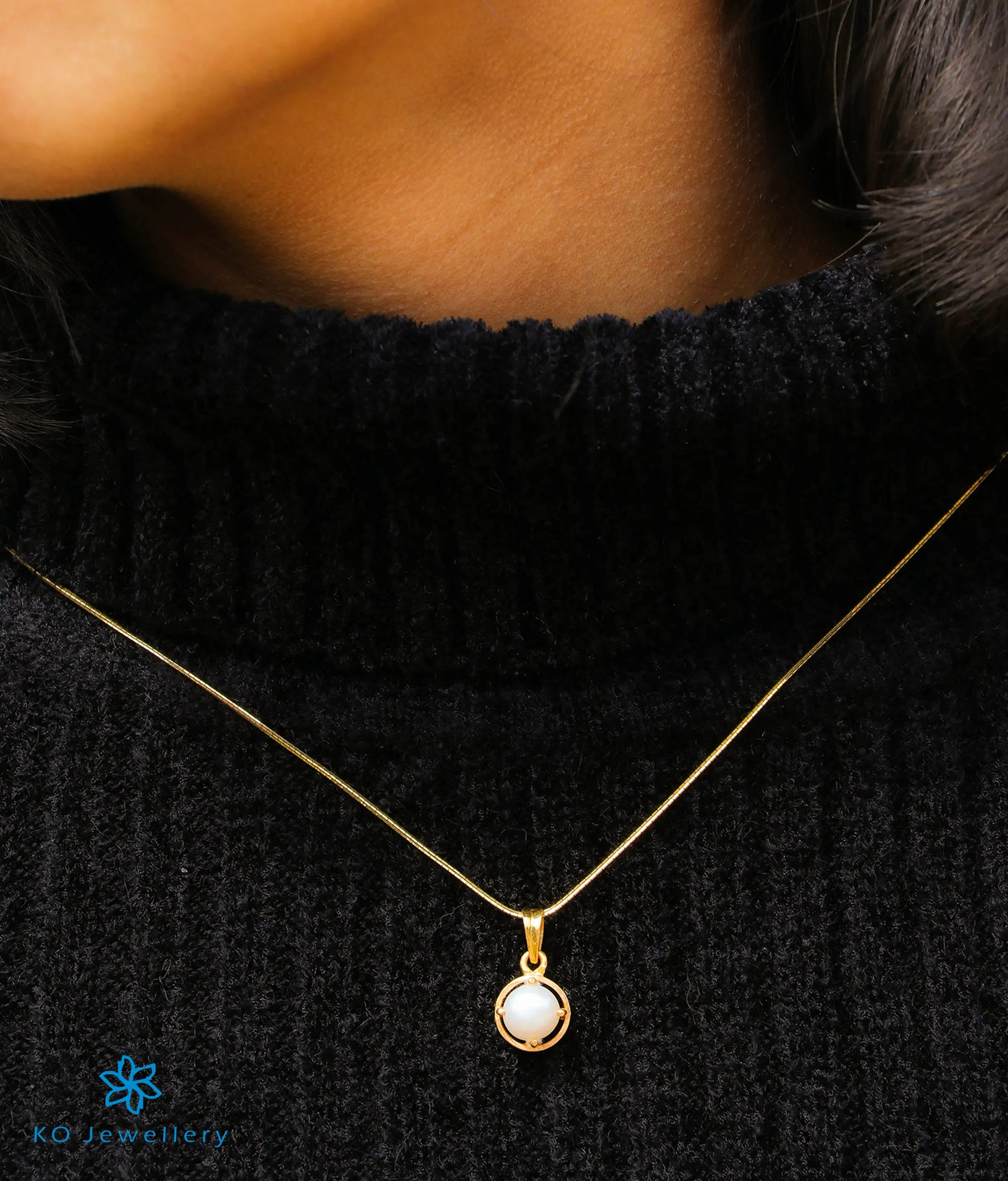 The Classic Pearl Pendant & Earstuds in 22 KT Gold