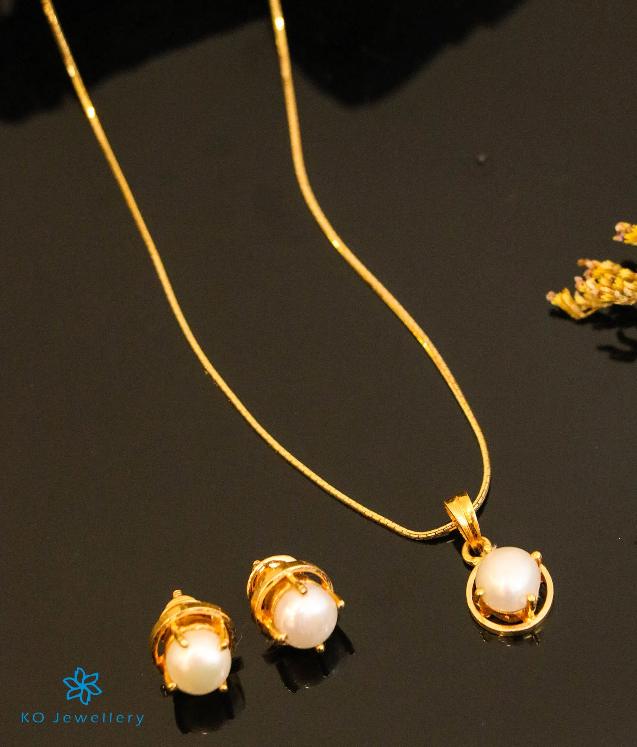 The Classic Pearl Pendant & Earstuds in 22 KT Gold