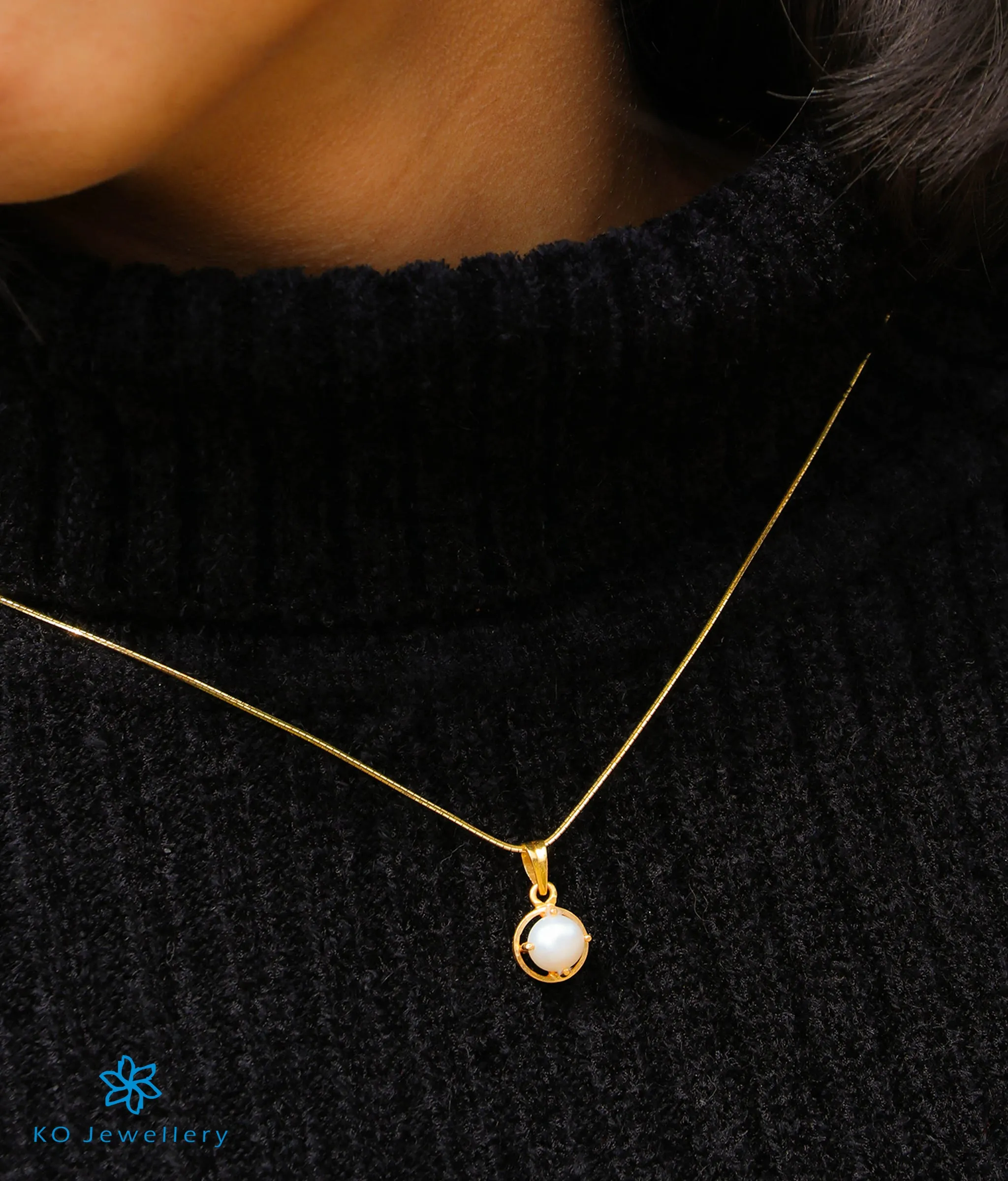 The Classic Pearl Pendant & Earstuds in 22 KT Gold