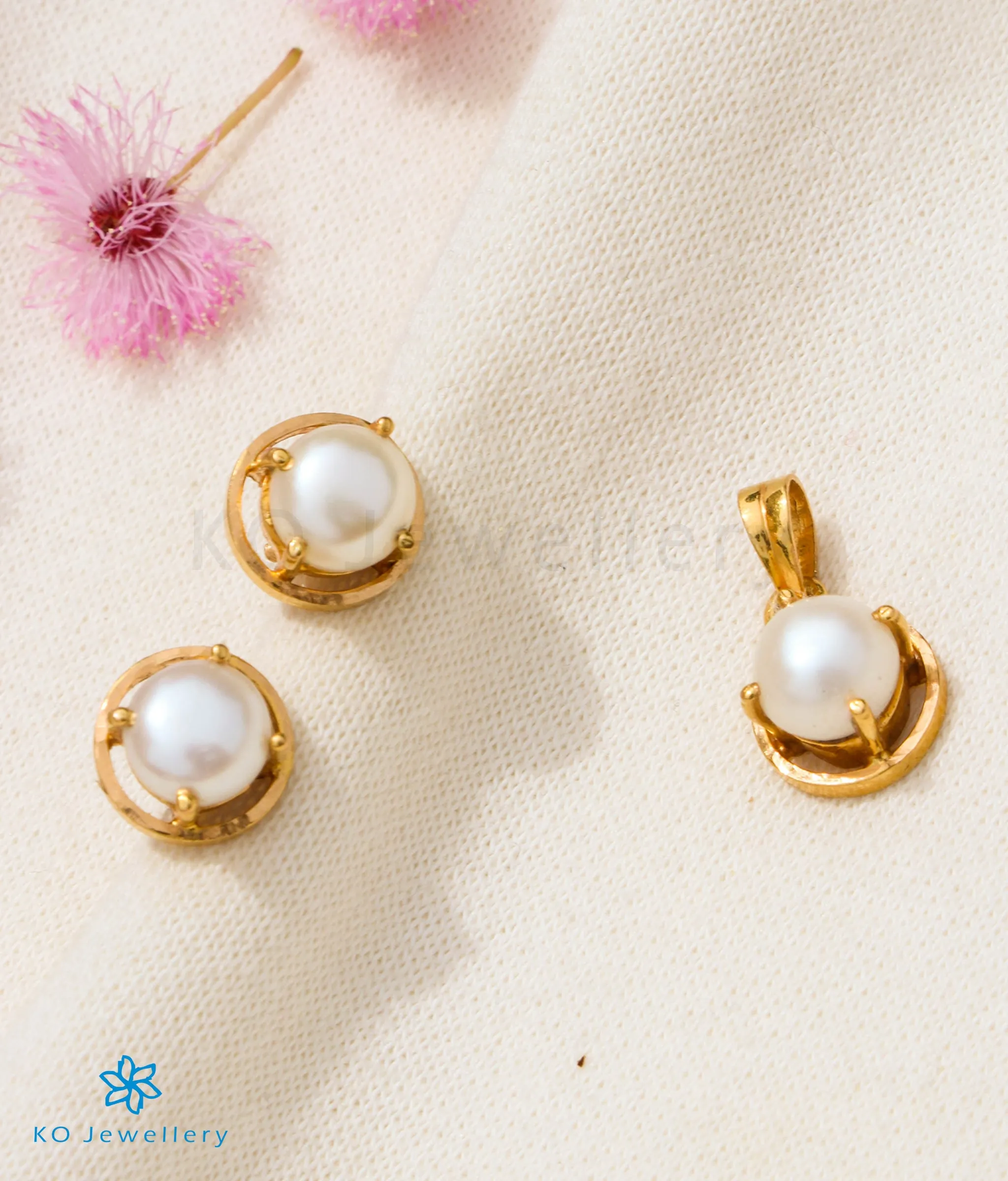 The Classic Pearl Pendant & Earstuds in 22 KT Gold